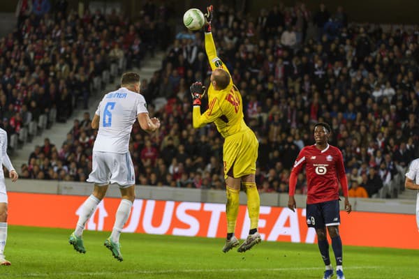 Zľava Kevin Wimmer (Slovan), brankár Milan Borjan (Slovan) a Jonathan David (OSC Lille)