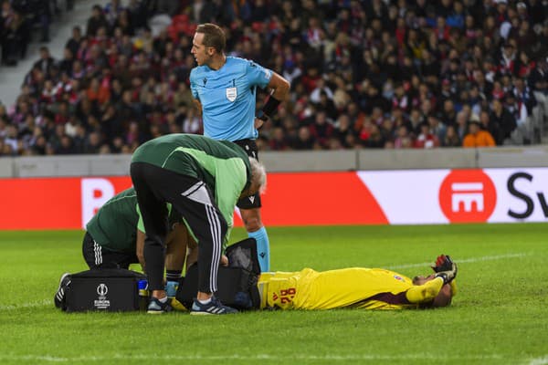 Brankár Milan Borjan (Slovan) leží na trávniku počas ošetrenia