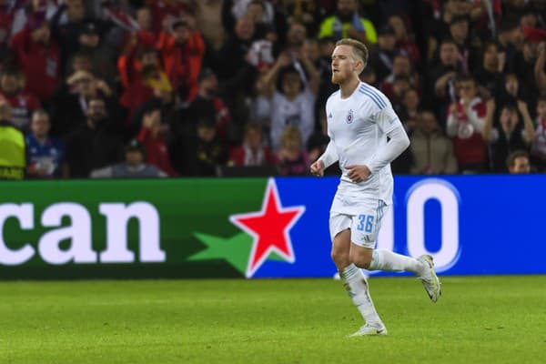 Lucas Lovat (Slovan) odchádza z ihriska po červenej karte počas zápasu 3. kola A-skupiny Európskej konferenčnej ligy (EKL) OSC Lille - ŠK Slovan Bratislava 