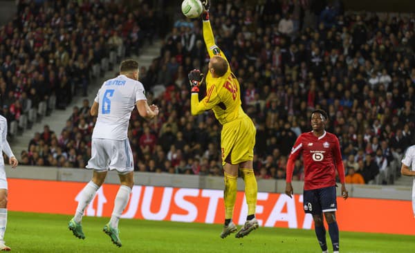 Zľava Kevin Wimmer (Slovan), brankár Milan Borjan (Slovan) a Jonathan David (OSC Lille)