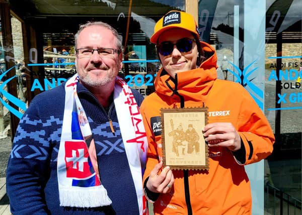 Riaditeľ strednej školy drevárskej vo Vranove nad Topľou Igor Šesták odovzdal slovenskej lyžiarke Petre Vlhovej drevenú známku.