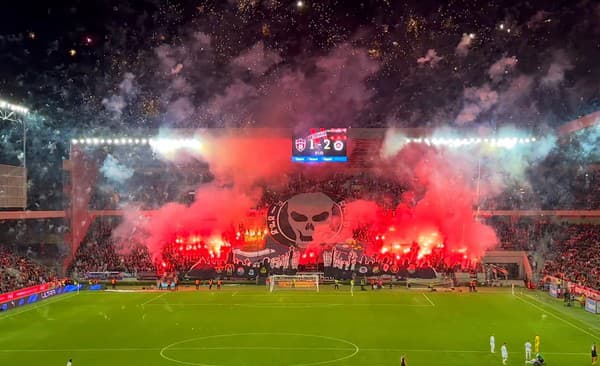 Ultras Spartak Trnava a skupina Mladá Trnava počas derby so Slovanom zaujali ich pyroshow. 