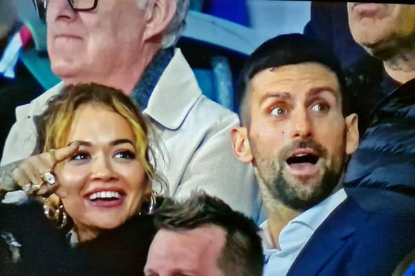 Novak Djokovič sa zabával vedľa krásky. Nebola to však jeho Jelena, ale rodáčka z Prištiny Rita Ora.