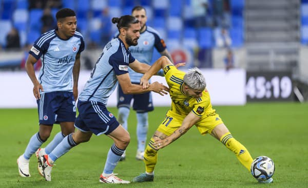 Na snímke zľava Cesar Blackman (Slovan), Kyriakos Savvidis (Slovan) a Marcel Vasiľ (Košice).