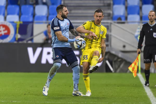 Na snímke zľava Tigran Barseghjan (Slovan) a Michal Jonec (Košice).