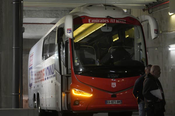 Na autobus futbalistov Lyonu zaútočili kameňmi a zranili trénera Fabia Grossa.