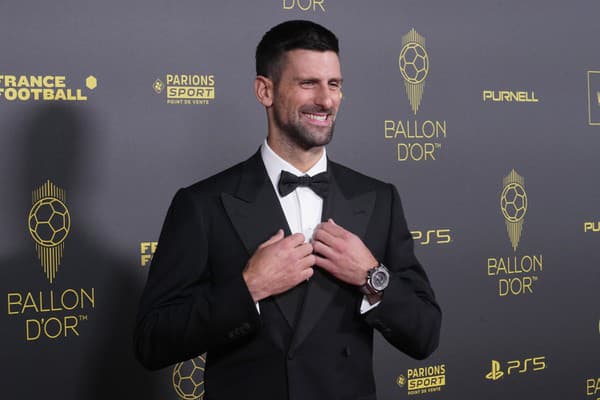 Novak Djokovič pózuje na ocenení Ballon d'Or (Zlatá lopta).