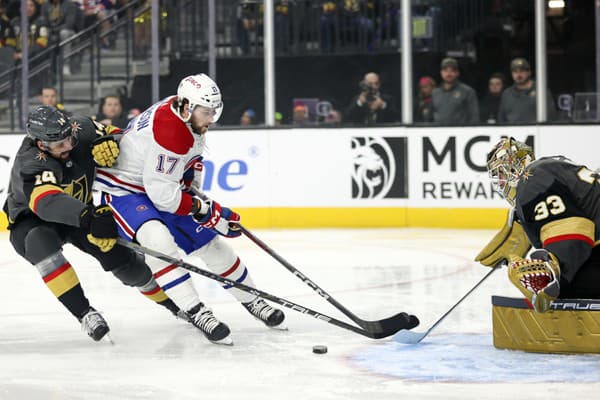 Brankár Las Vegas Golden Knights v akcii proti Montrealu Canadiens.