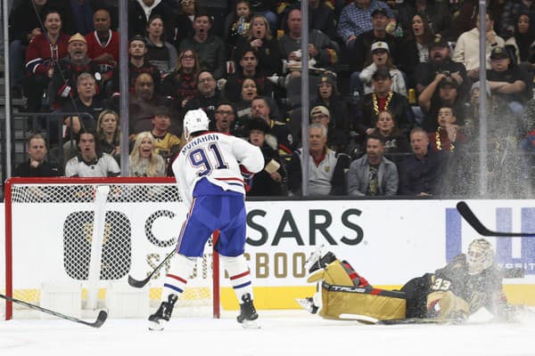 Brankár Las Vegas Golden Knights v akcii proti Montrealu Canadiens.