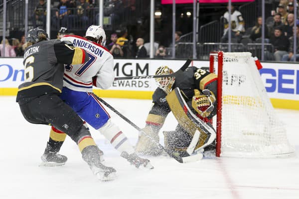 Brankár Las Vegas Golden Knights v akcii proti Montrealu Canadiens.