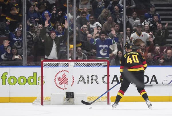 Elias Pettersson v drese Vancouveru Canucks