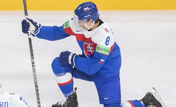 Na snímke slovenský hokejista Martin Chromiak sa teší po strelení gólu.