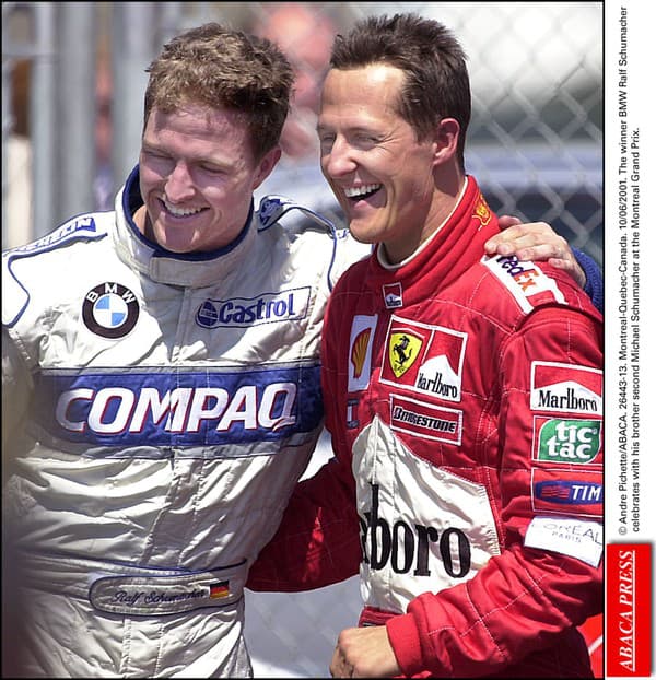 Na archívnej snímke Ralf a Michael Schumacherovci. 