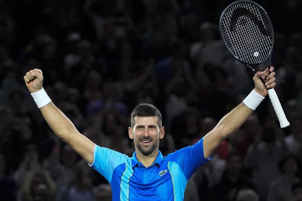 Srbský tenista Novak Djokovič oslavuje po jeho výhre nad Bulharom Grigorom Dimitrovom vo finále dvojhry na tenisovom turnaji ATP Masters 1000 v Paríži.