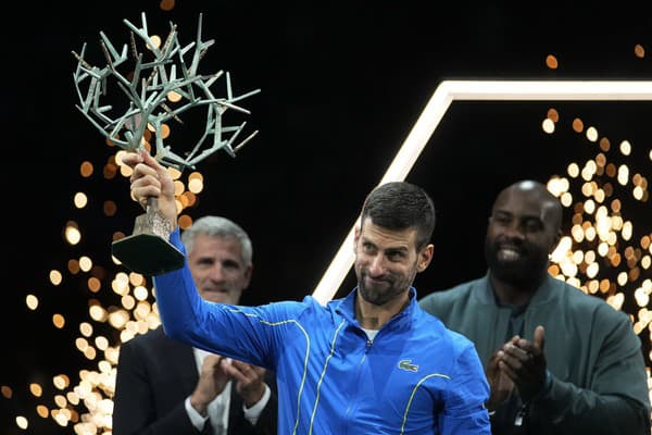 Srbský tenista Novak Djokovič oslavuje po jeho výhre nad Bulharom Grigorom Dimitrovom vo finále dvojhry na tenisovom turnaji ATP Masters 1000 v Paríži.