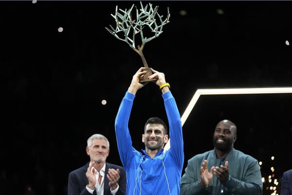 Srbský tenista Novak Djokovič oslavuje po jeho výhre nad Bulharom Grigorom Dimitrovom vo finále dvojhry na tenisovom turnaji ATP Masters 1000 v Paríži.