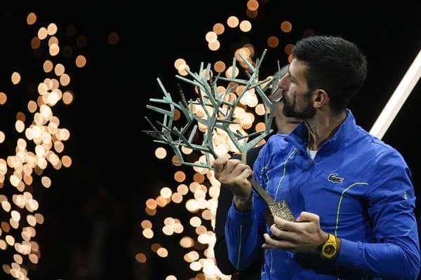 Srbský tenista Novak Djokovič oslavuje po jeho výhre nad Bulharom Grigorom Dimitrovom vo finále dvojhry na tenisovom turnaji ATP Masters 1000 v Paríži.