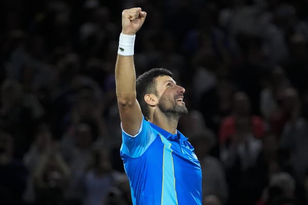 Srbský tenista Novak Djokovič oslavuje po jeho výhre nad Bulharom Grigorom Dimitrovom vo finále dvojhry na tenisovom turnaji ATP Masters 1000 v Paríži.