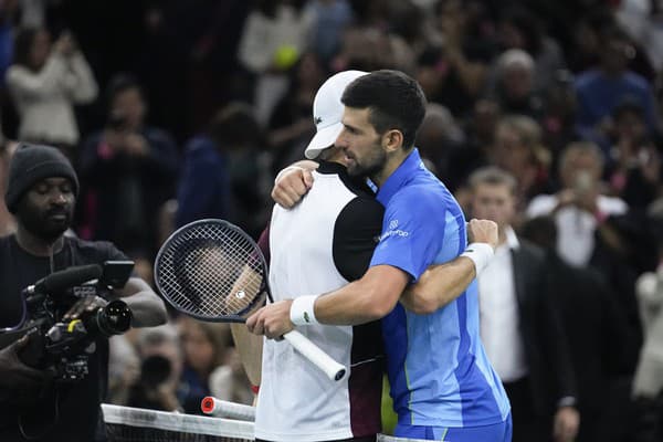 Srbský tenista Novak Djokovič oslavuje po jeho výhre nad Bulharom Grigorom Dimitrovom vo finále dvojhry na tenisovom turnaji ATP Masters 1000 v Paríži.