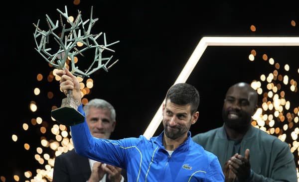 Srbský tenista Novak Djokovič oslavuje po jeho výhre nad Bulharom Grigorom Dimitrovom vo finále dvojhry na tenisovom turnaji ATP Masters 1000 v Paríži.