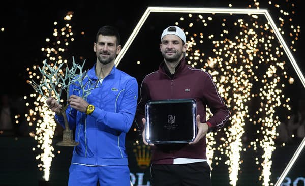 Srbský tenista Novak Djokovič (vľavo) pózuje s trofejou po jeho výhre nad Bulharom Grigorom Dimitrovom (vpravo) vo finále dvojhry na tenisovom turnaji ATP Masters 1000 v Paríži.