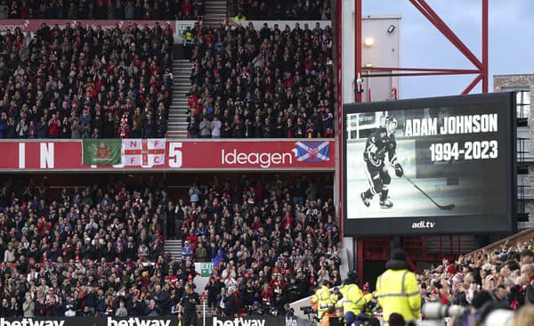 Anglický futbalový klub Nottingham Forest si počas zápasu Premier League pripomenul tragické úmrtie hokejistu Adama Johnsona, ktorý zomrel po zásahu korčuľou od protihráča