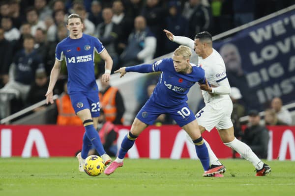 Až v 11. kole Premier League spoznali futbalisti Tottenhamu Hotspur prvého premožiteľa, keď v londýnskom derby podľahli Chelsea 1:4.