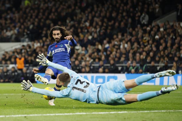 Až v 11. kole Premier League spoznali futbalisti Tottenhamu Hotspur prvého premožiteľa, keď v londýnskom derby podľahli Chelsea 1:4.