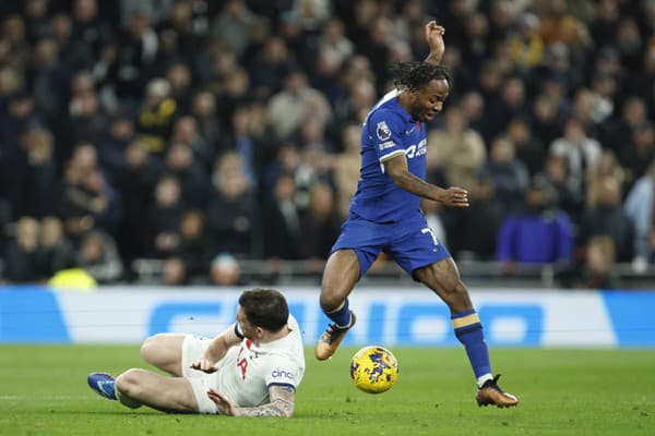 Až v 11. kole Premier League spoznali futbalisti Tottenhamu Hotspur prvého premožiteľa, keď v londýnskom derby podľahli Chelsea 1:4.