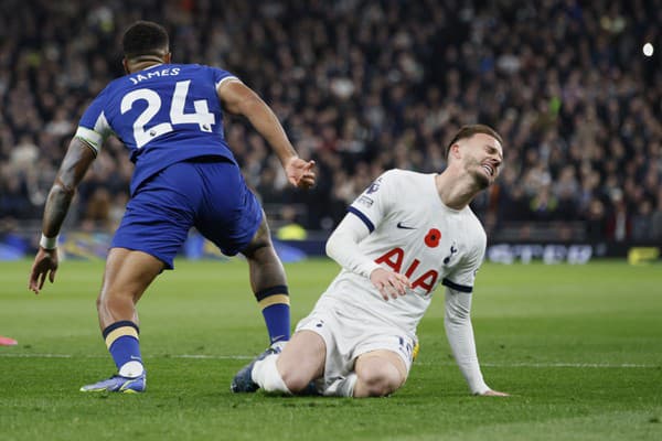 Až v 11. kole Premier League spoznali futbalisti Tottenhamu Hotspur prvého premožiteľa, keď v londýnskom derby podľahli Chelsea 1:4.