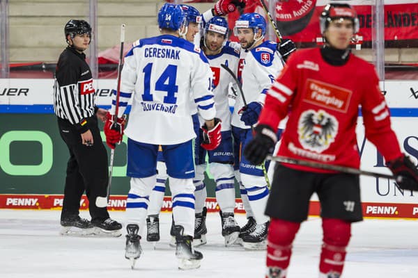 Na snímke slovenskí hokejisti sa tešia z gólu v zápase Rakúsko - Slovensko na hokejovom turnaji o Nemecký pohár.