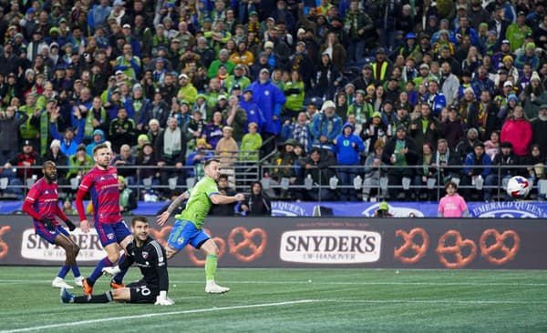 Albert Rusnák v drese Seattle strieľa gól