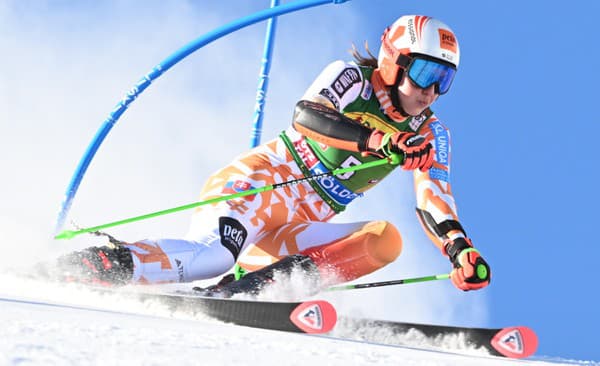 Petra Vlhová na trati v 1. kole úvodného obrovského slalomu Svetového pohára v rakúskom Söldene