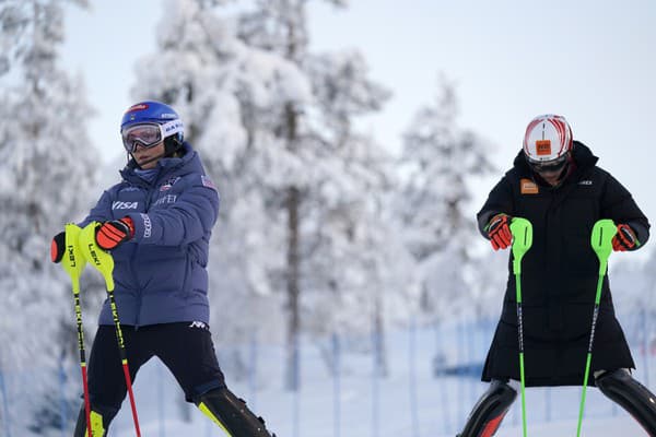 Na snímke vpravo slovenská lyžiarka Petra Vlhová a vľavo Američanka Mikaela Shiffrinová počas obhliadky trate pred štartom prvého kola slalomu žien Svetového pohára v alpskom lyžovaní žien vo fínskom Levi