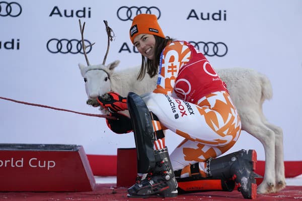 Na snímke slovenská lyžiarka Petra Vlhová oslavuje so sobíkom na pódiu triumf.