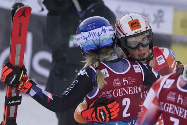 Mikaela Shiffrinová a Petra Vlhová sa objímajú po druhom slalome vo fínskom Levi.