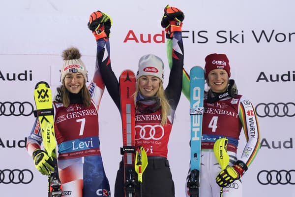 Americká lyžiarka Mikaela Shiffrinová oslavuje víťazstvo v druhom slalome žien Svetového pohára v alpskom lyžovaní vo fínskom Levi. Vľavo druhá Chorvátka Leona Popovičová, vpravo tretia Nemka Lena Dürrová.