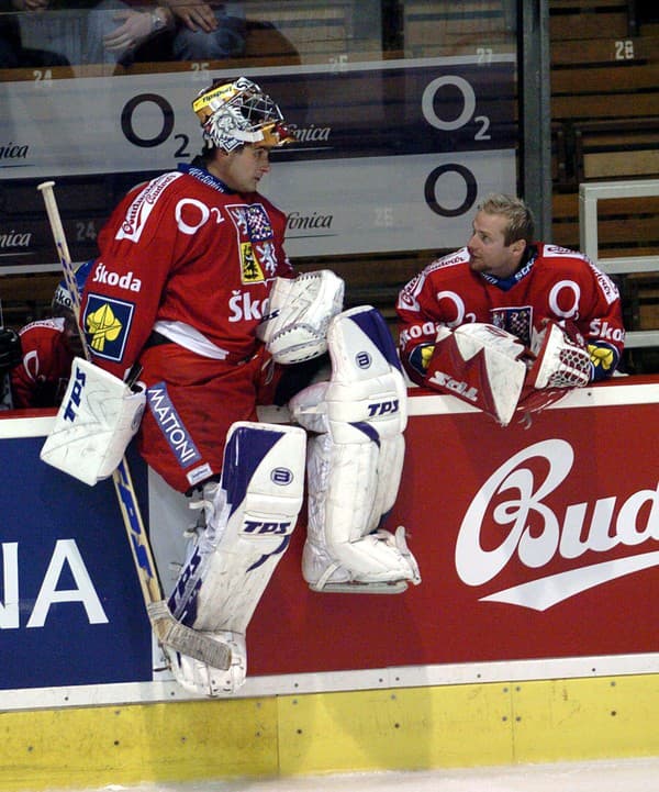 Českí brankári Roman Čechmánek (vľavo) a Adam Svoboda