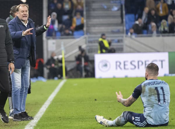 Tréner ŠK Slovan Bratislava Vladimír Weiss st. počas zápasu.