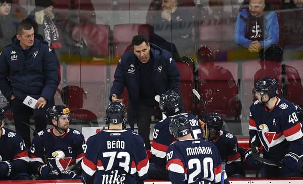 Tréner Vladimír Růžička a lavička HC Slovan Bratislava.