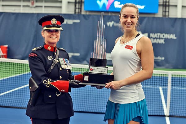 Sabine s víťaznou trofejou na turnaji v Calgary.