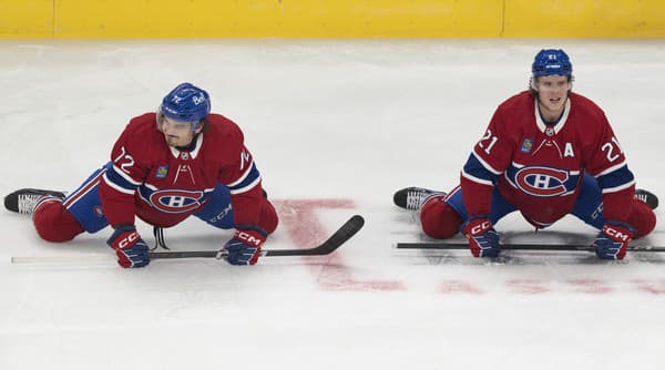 Kanadský obranca Kaiden Guhle (vpravo) mal v zápase s Calgary veľké šťastie.