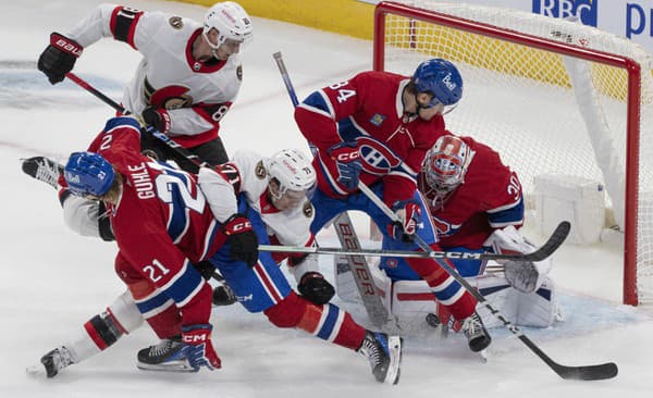 Kanadský obranca Kaiden Guhle (vľavo) mal v zápase s Calgary veľké šťastie.