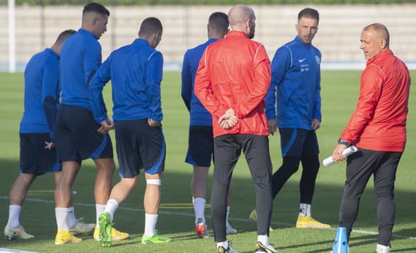 Na snímke vpravo slovenský futbalový reprezentačný tréner Francesco Calzona počas tréningu.