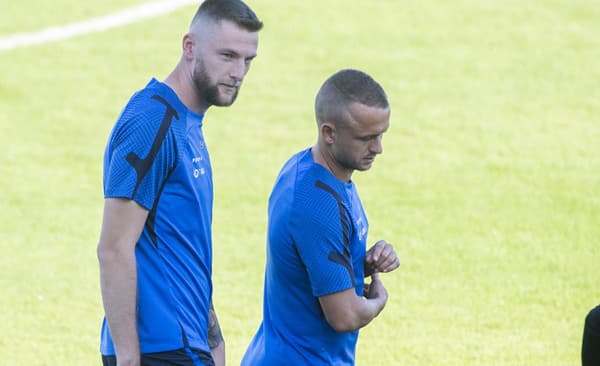 Slovenskí futbaloví reprezentanti Milan Škriniar (vľavo) a Stanislav Lobotka počas tréningu.