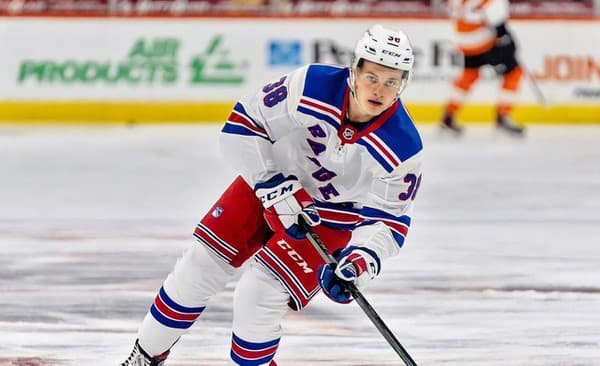 Slovenský hokejista Adam Sýkora v drese New York Rangers.