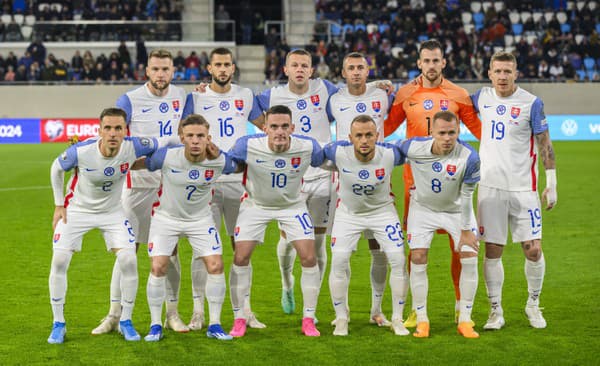 Na snímke reprezentanti Slovenska  pózujú pre skupinovú fotografiu pred zápasom zápasu kvalifikácie J-skupiny ME 2024 vo futbale Luxembursko - Slovensko v Luxemburgu.