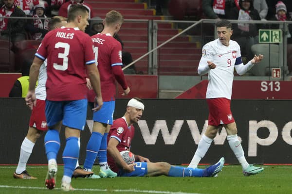 Najväčšia hviezda Poliakov Robert Lewandowski (celkom vpravo).