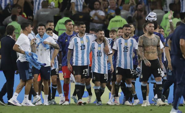 Futbalisti Argentíny oslavujú víťazstvo. 