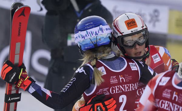 Na snímke Petra Vlhová objíma najväčšiu rivalku Mikaelu Shiffrinovú.  